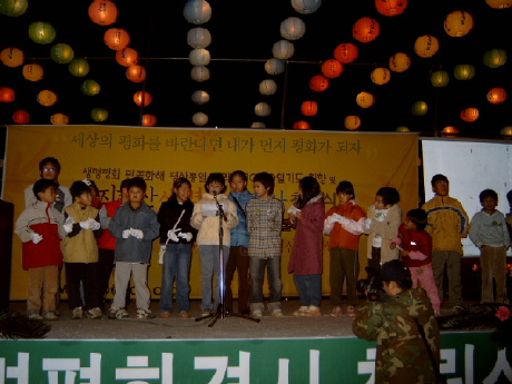 보따리학교 아이들이 우루루 올라갔다. 창원,서울,속초,부안,울산,완주,곡성 전국에서 온 아이들이다. 노래도 평화였지만 그들 자신이 평화였다. 